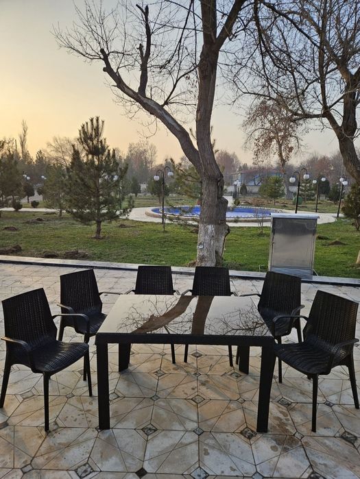 Пластиковые стол стулья