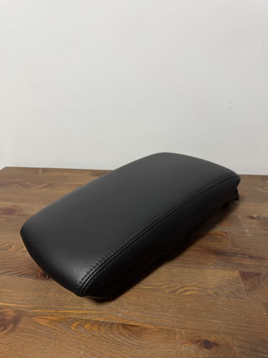 Продам подлокотник Камри 40