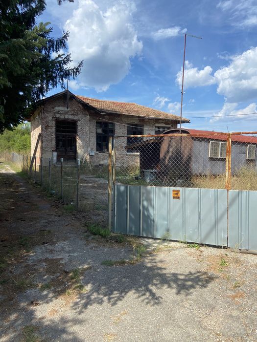 Упи с масивна сграда