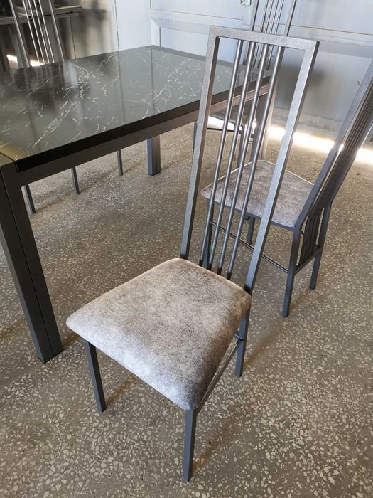 Стол со стульями