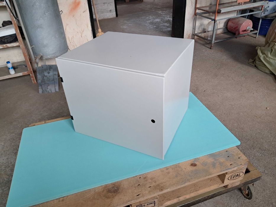 Метален шкаф за инструменти и документи