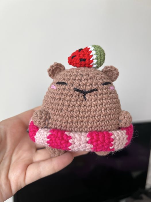 Capybara pregatita de petrecere la piscina, crosetat manual amigurumi - cadou handmade