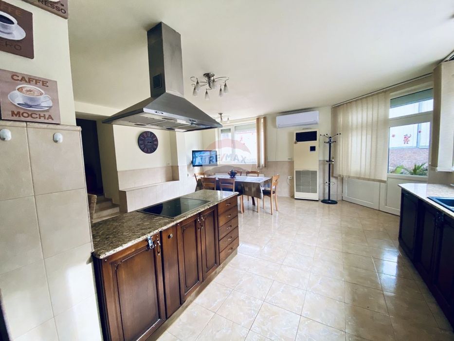 Къща с пет спални, камина, басейн и гараж за продажба, град Балчик, Я