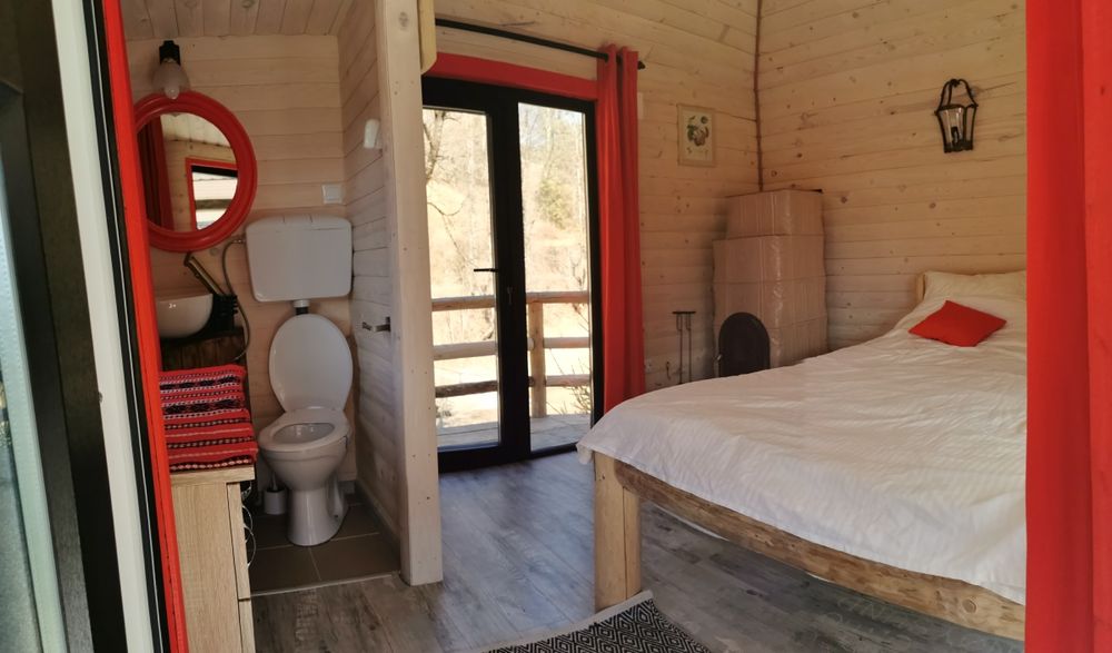 Închiriez cabană cu cinci camere la 7 km de Gura Humorului