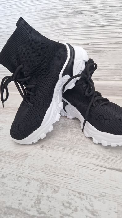 Високи черни маратонки