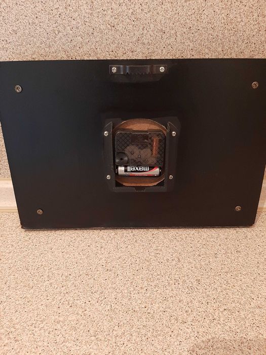 продавам два стенни часовника и механизми с стрелки и секундарници