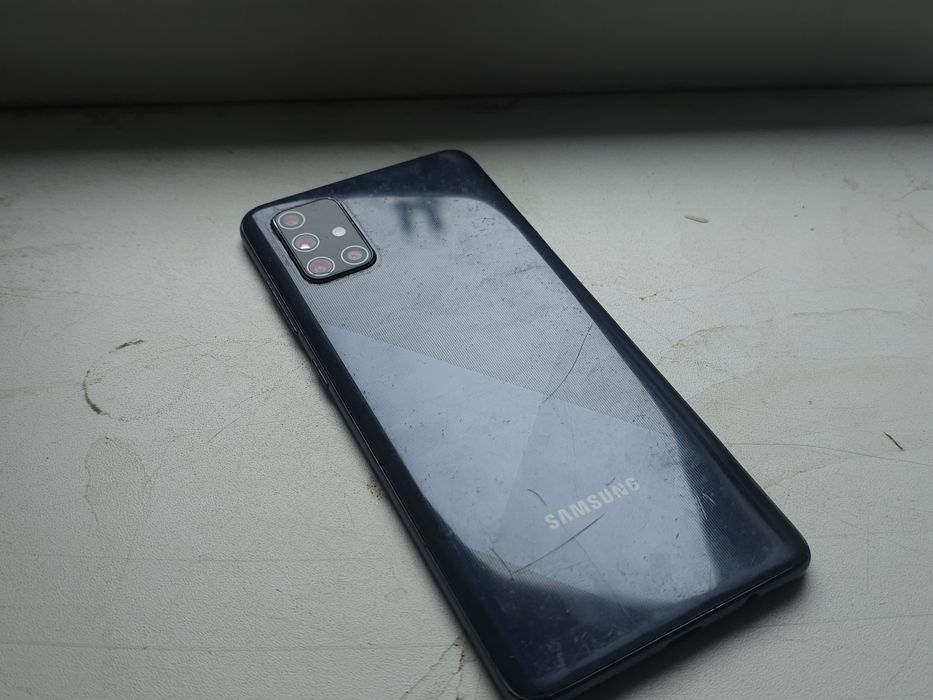 Продается samsung galaxy a71+чехол в подарок