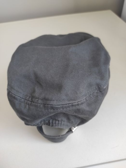 Мъжка шапка с козирка