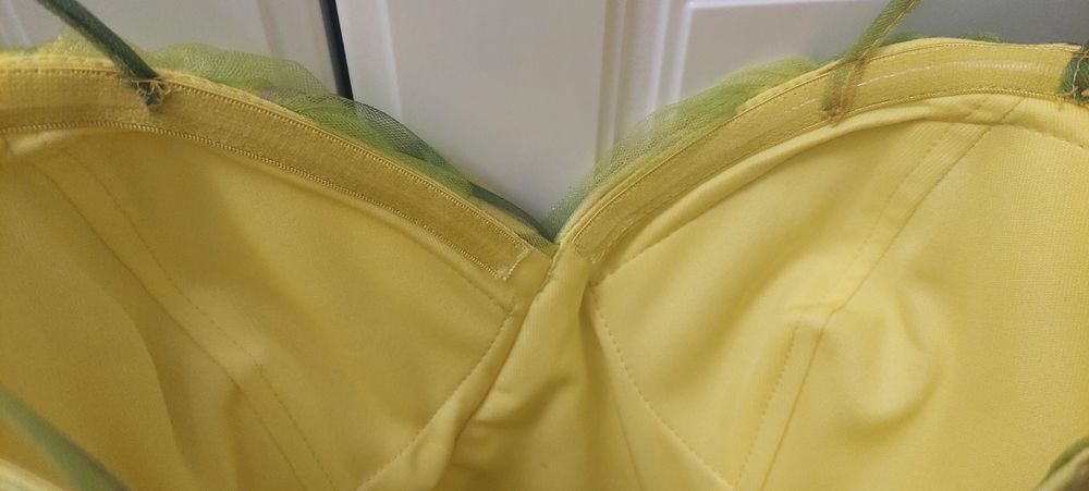 Rochie cu trandafiri 3D pe umeri