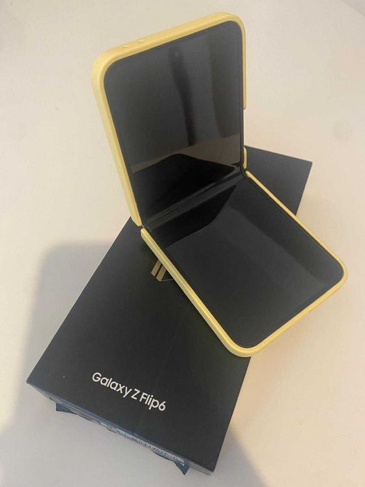 Telefon mobil Samsung Galaxy Z Flip6, 12GB RAM, 256GB