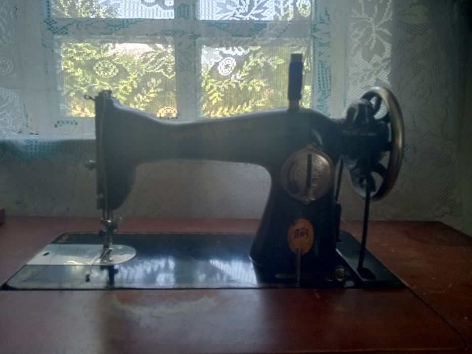 Продам швейную машинку