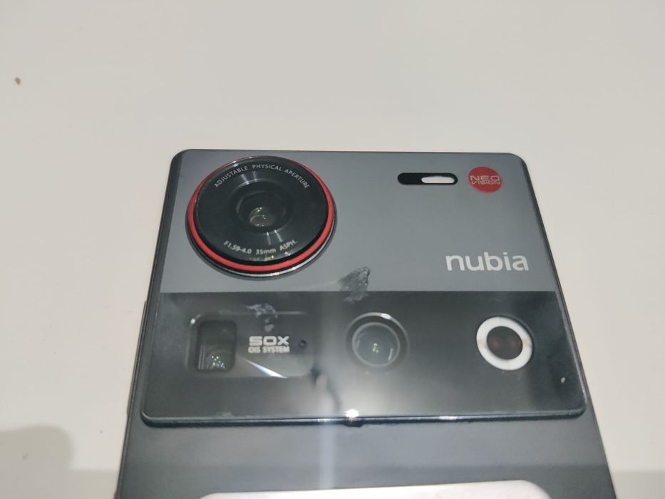 Telefon ZTE Nubia Z70 Ultra 24 gb ram, 1 T (1 terra) stocare, procesor snapdragon 8 elit