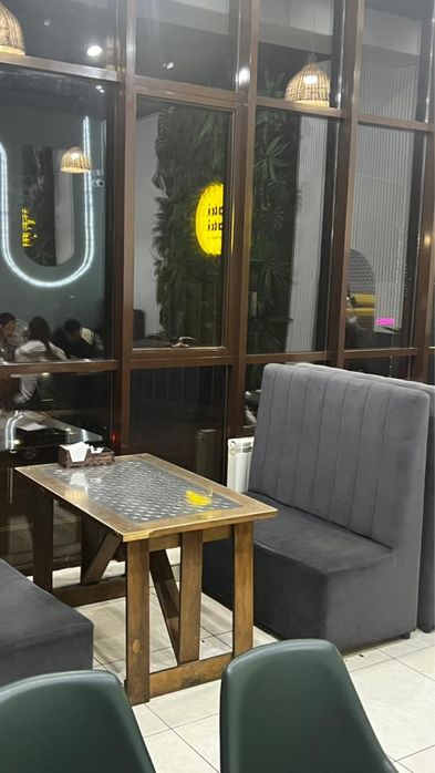 Диваны и столы в хорошем состоянии