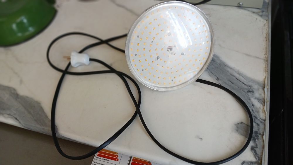 Fitolampa 80W ozroq ishlatilgan sotiladi xona gullarga