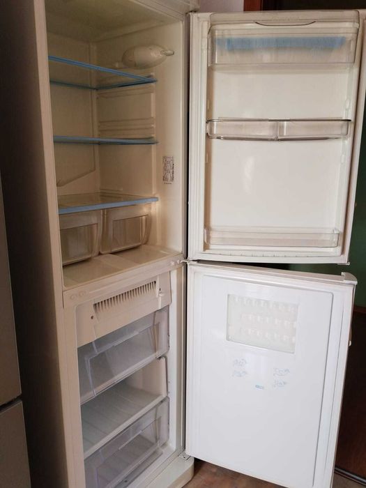 Двухкамерный холодильник INDESIT.