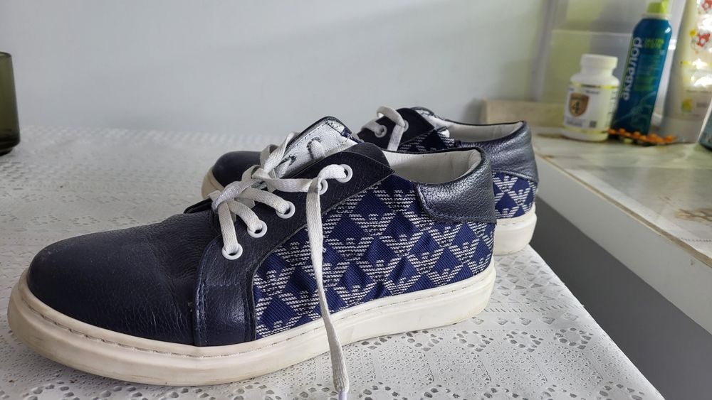 Продам кросовки кожанные