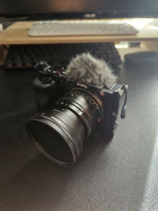 Sony ZV-E10 + 7Artisans 35mm f/1.4 + SmallRig Kit + 512GB SD