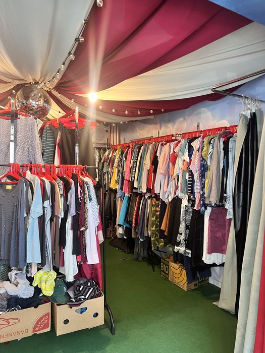 Vand stoc total de haine second-hand