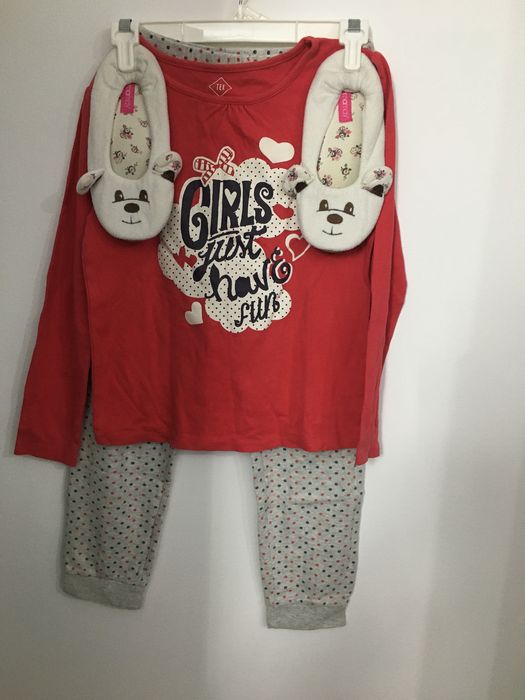 Pijama fetita plus papucei de casa