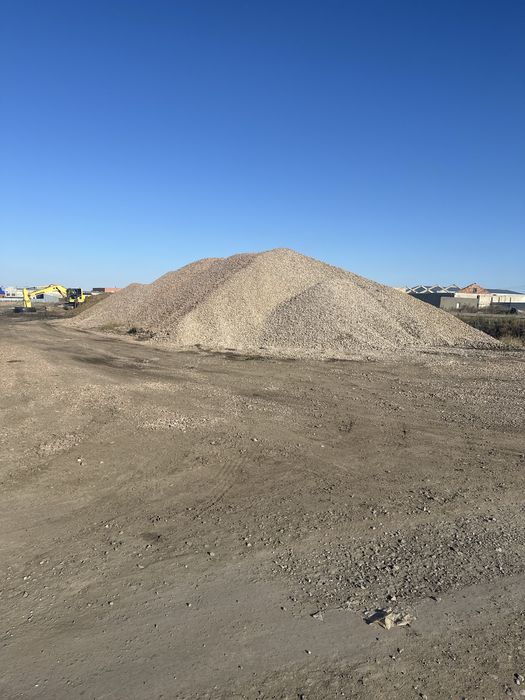 Щебень , песок .