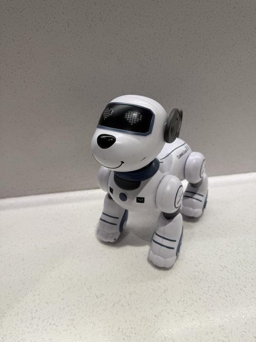 Робот-щенок на пульте