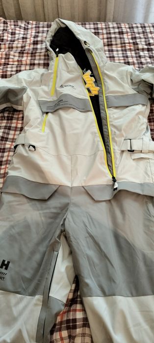 Продам сноубордический кастюм  отличного качество