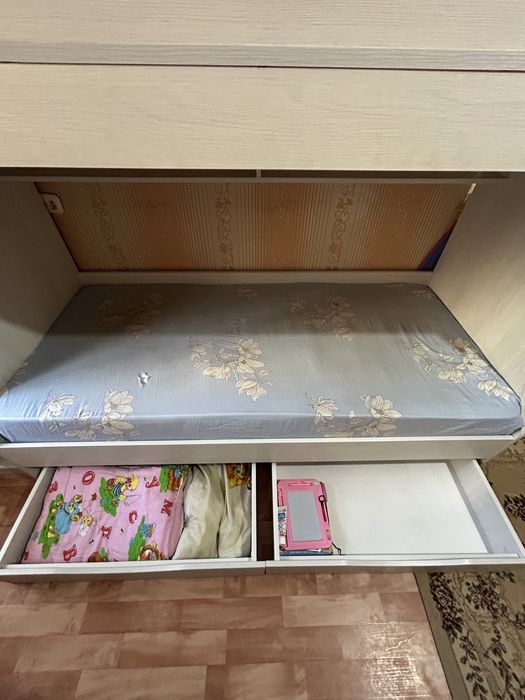 Продам двухярусную кровать 2*90