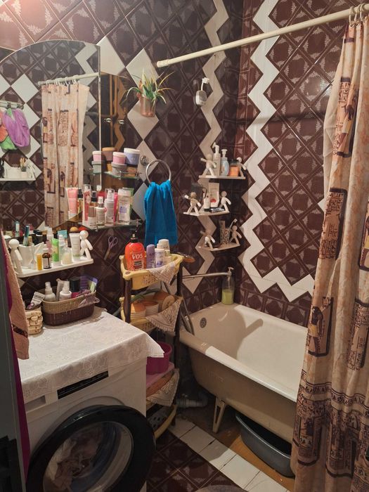 Продается квартира Мирзо Улугбек 3-х комнатная, 2 этаж, 4 этажный дом