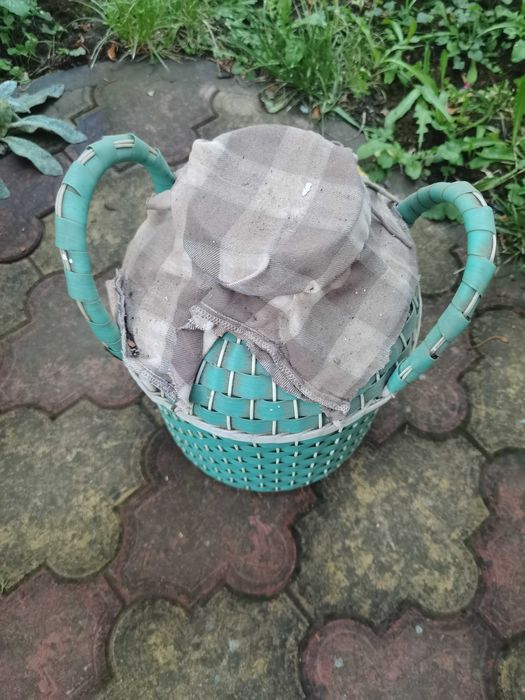 Стъклена дамаджана с оплетка пластмасова