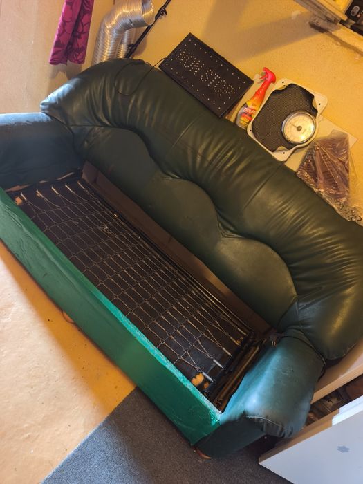 Vând canapea  extensibila imitație piele verde  cu saltea inclusa !