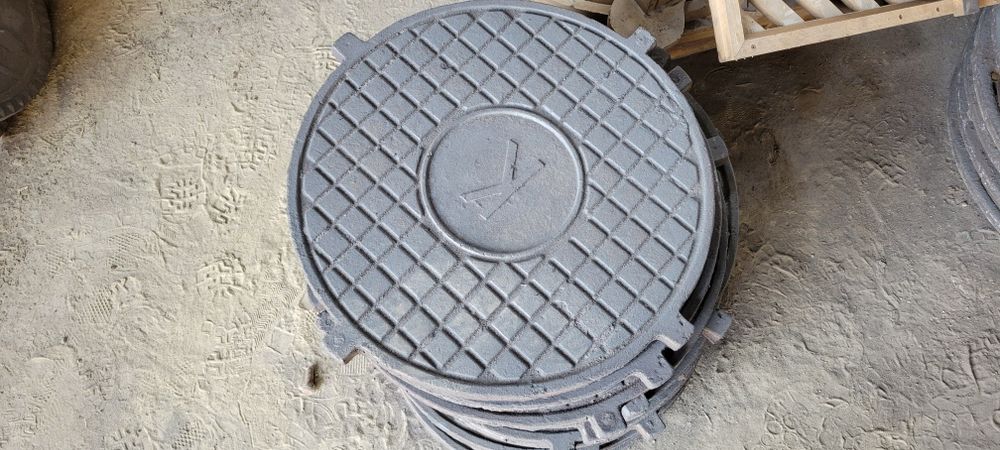 Канализационные чугунные люки, дождеприёмные решетки и пр.