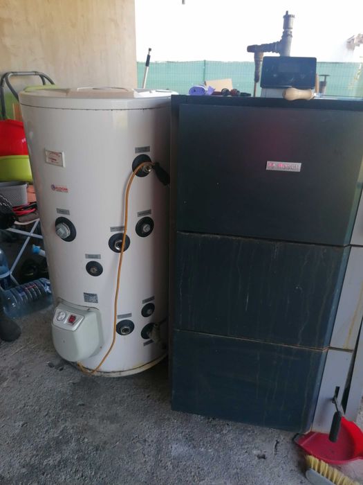 Centrala pe lemne Bosch fisurata pentru piesa de schimb 40 kw, puffer 1000 litri, boiler termoelectric, vas expansiune si pompa