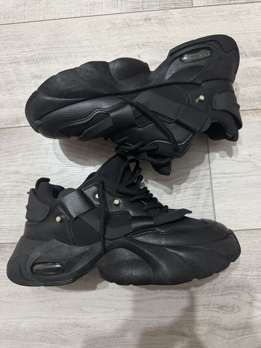 Продам кроссовки мужские черные