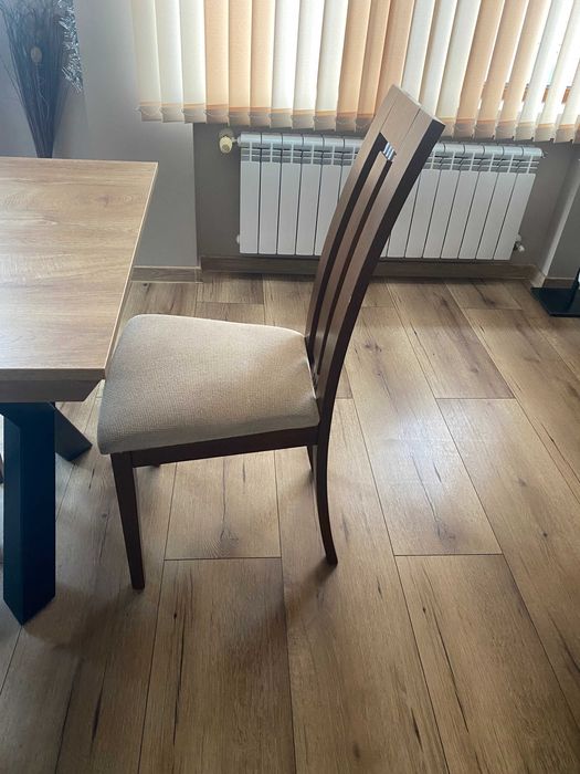 Четери броя трапезни столове