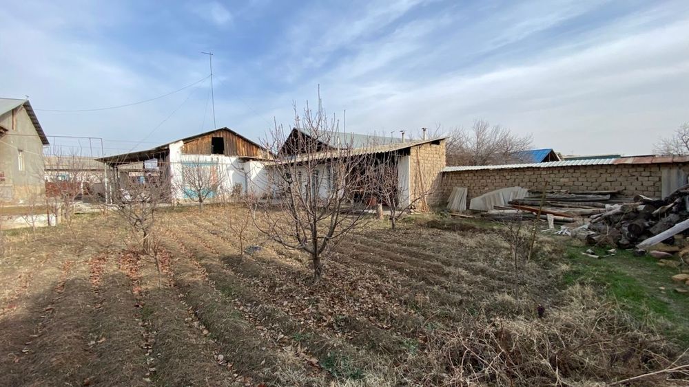 Uy sotiladi 5.20sotx keliwadigan joyi bor