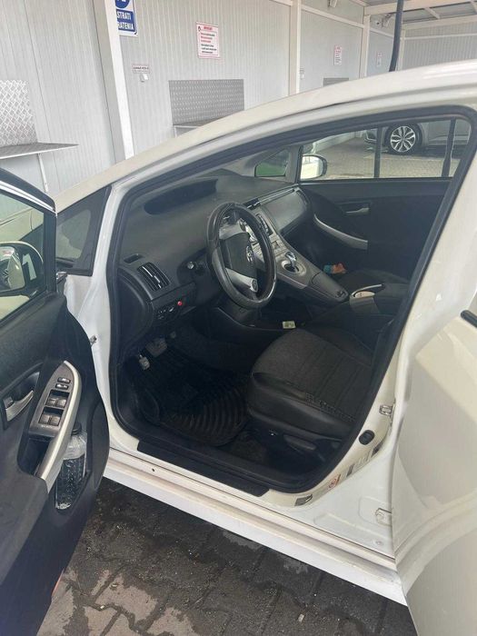 Toyota Prius 2016 – Hibrid + GPL (Autonomie uriașă și consum redus)