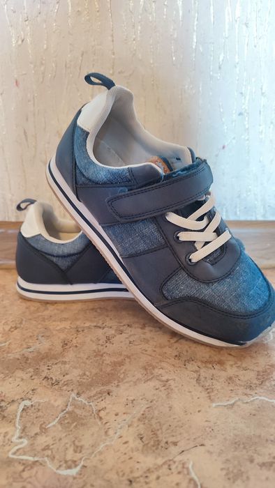 Продам кроссовки на мальчика.