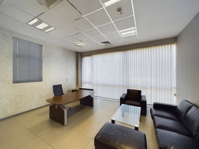 324 кв.м офис/шоурум на Цар Борис III – 3 паркоместа, високи тавани,