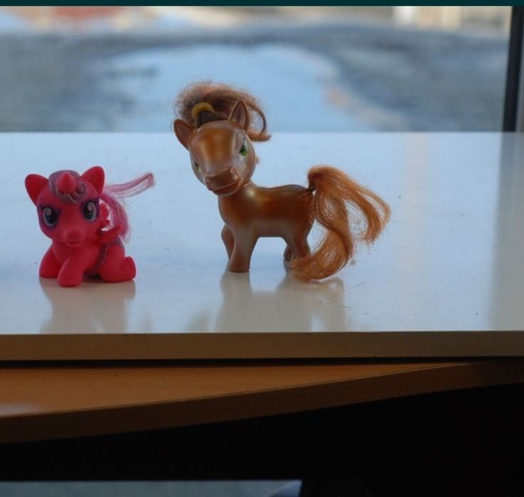 Замък с оригинални  понита pony ville от 2005,2006 и други