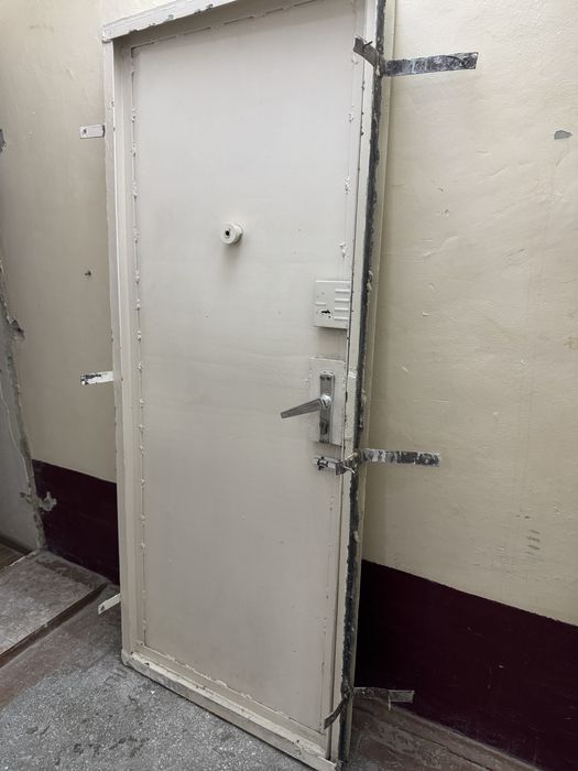 Dver jelezniy vxodboy 1