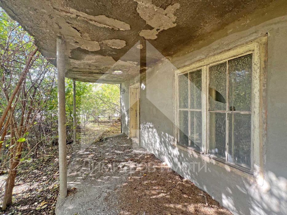 Продава вила на два етажа с дворно място 670 кв.м. в с. Зайчино ореше.