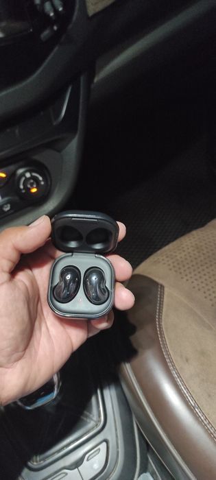 Продам наушники Galaxy buds live