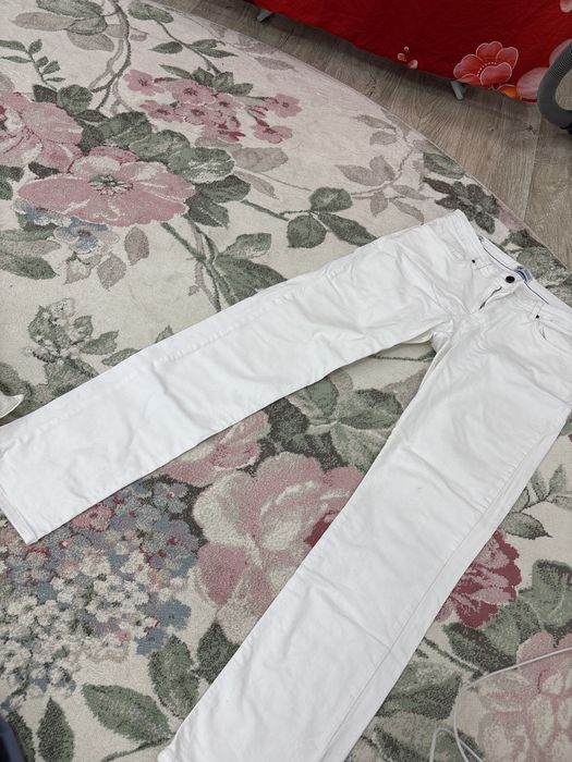 Продам белый джинсы(унисекс)