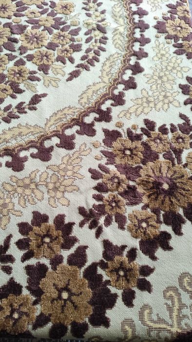 Тежка покривка с релефни плюшени цветя