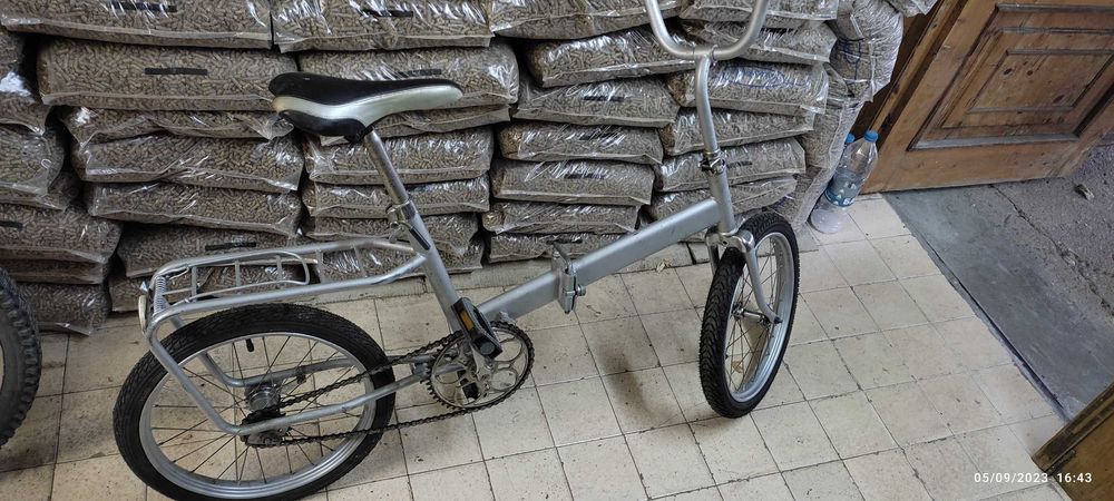 Продавам детски и сгъваем велосипед.