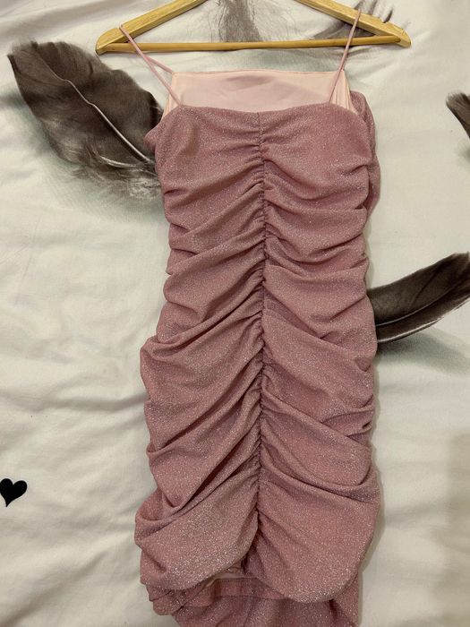 Розова дамска рокля.