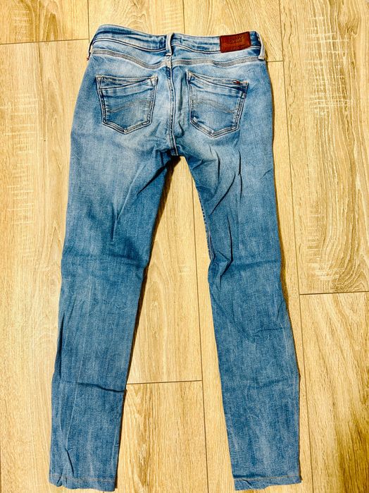 Vând blugi tommy hilfiger
