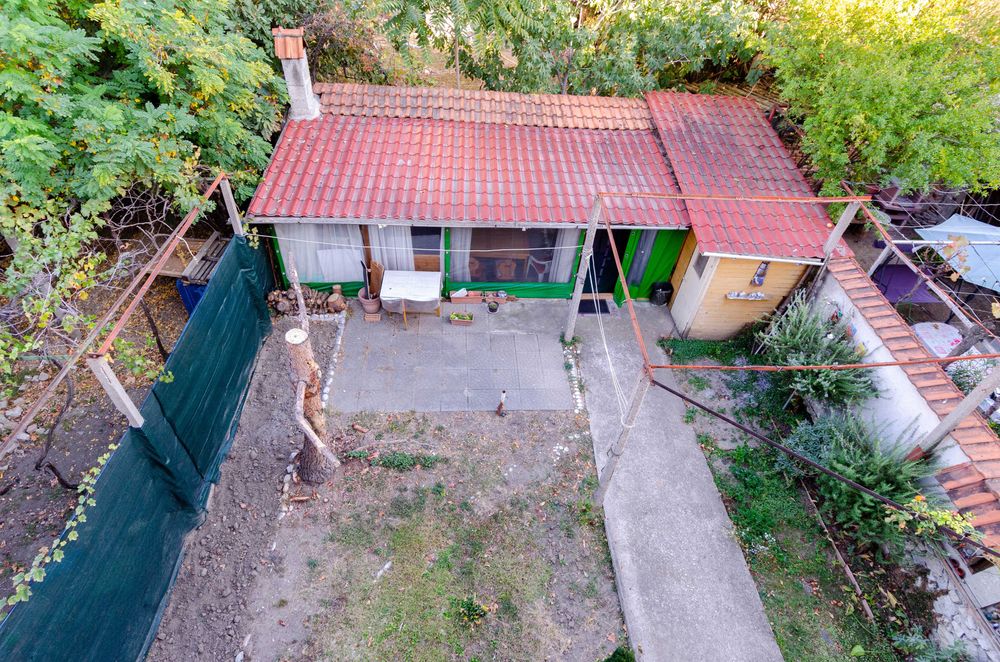 Триетажна къща с гараж в Кючук Париж