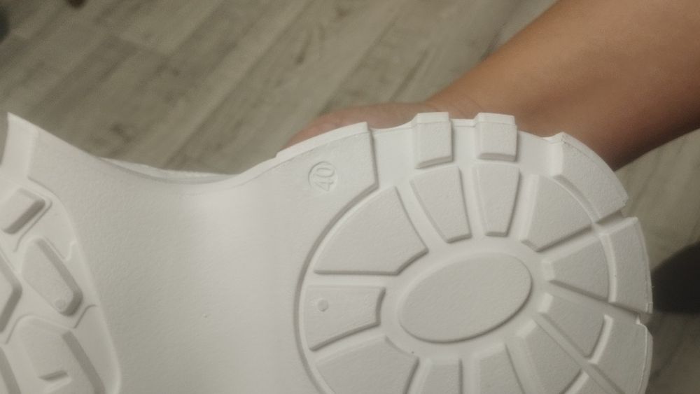 продаю спортивные кроссовки