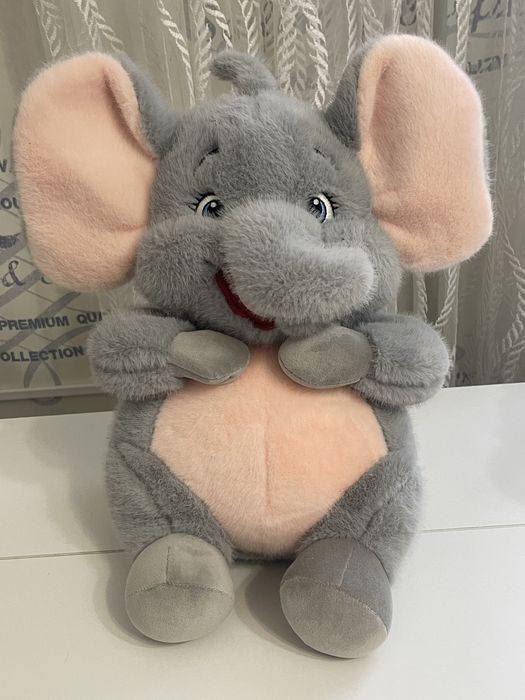 Мягкие игрушки и кошачья лежанка